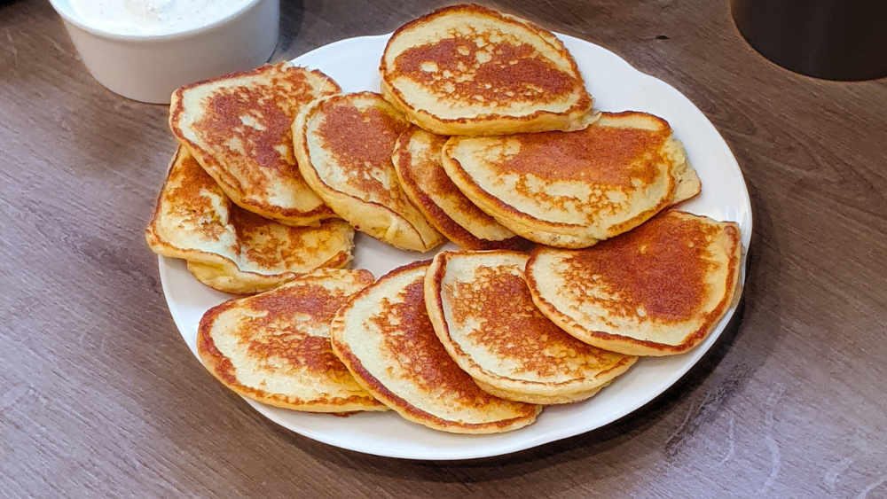 białkowe racuchy keto z mozzarellą i jabłkiem