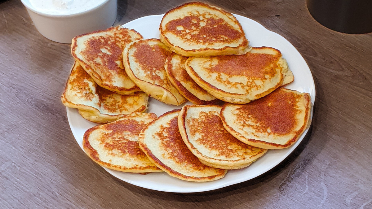 białkowe racuchy keto z mozzarellą i jabłkiem