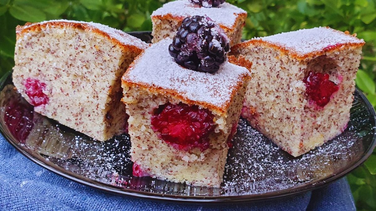 proste keto ciasto z makiem i jeżynami