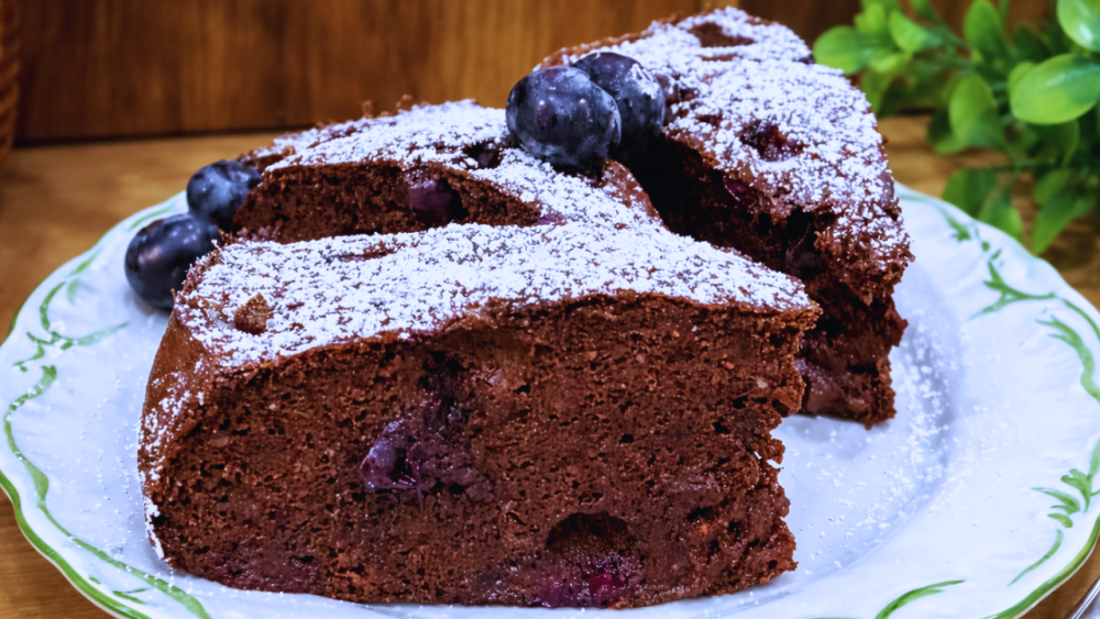 CZEKOLADOWE KETO CIASTO Z OWOCAMI