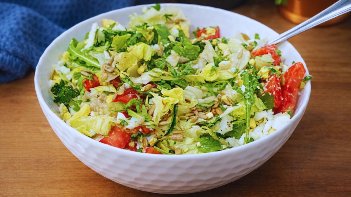 keto sałatka z jajkiem, rukolą i słonecznikiem