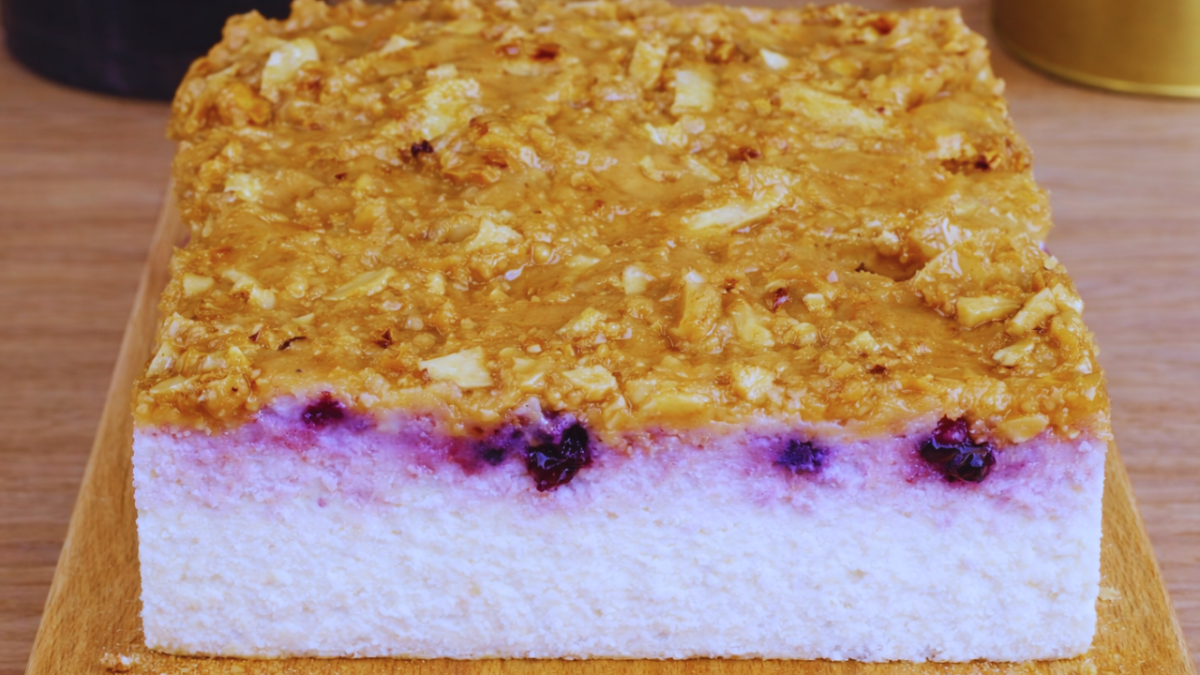 🫐 Mini sernik białkowy z jagodami i polewą orzechową (bez pieczenia)