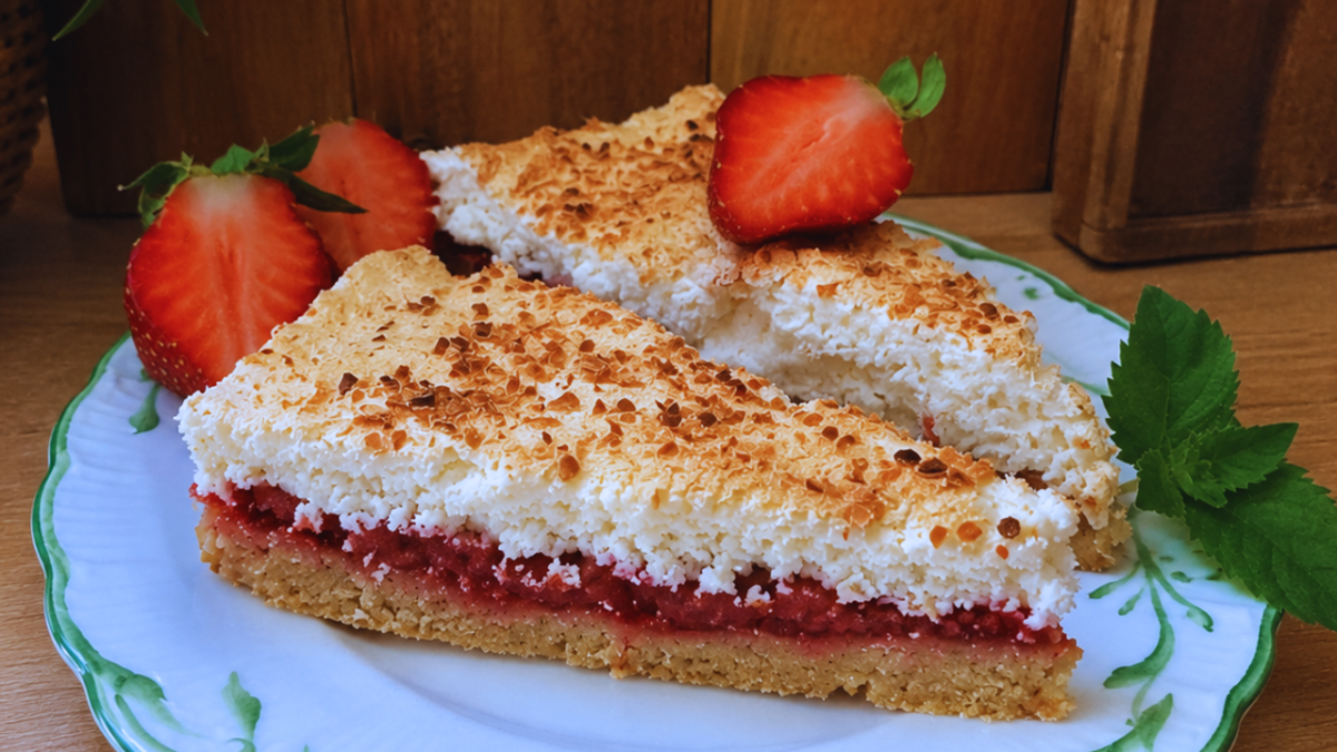 keto tarta z truskawkami i kokosową chmurką