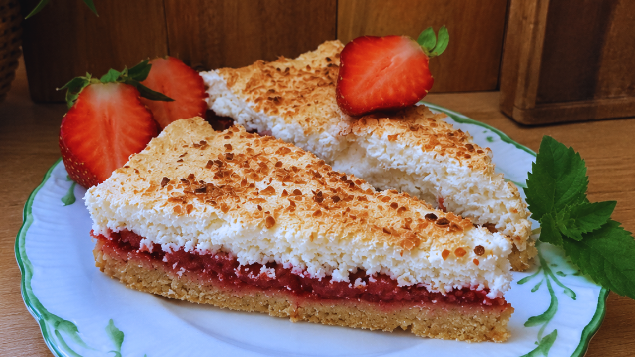 keto tarta z truskawkami i kokosową chmurką